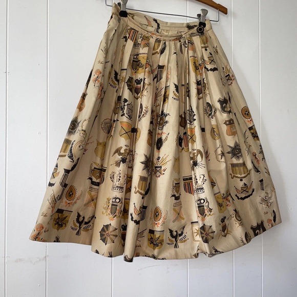 Vintage 1950s Cotton Novelty Print Circle Skirt Coat of Arms Crests Lions Arrows - Picture 5 of 15